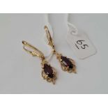 An attractive pair of 9ct and garnet drop earrings 2.5g inc