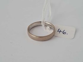 A WHITE GOLD BAND RING 18CT GOLD SIZE Q 5.5 GMS