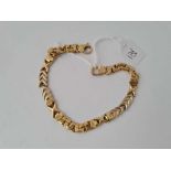 A VINTAGE 18CT GOLD LINK BRACELET 15.4g