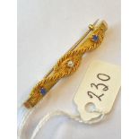 A ANTIQUE GOLD SAPPHIRE AND SEED PEARL BAR BROOCH BEING TWO SAPPHIRES AND A SEED PEARL PLAITED