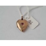 A gold heart locket with garnet 3.8 gms