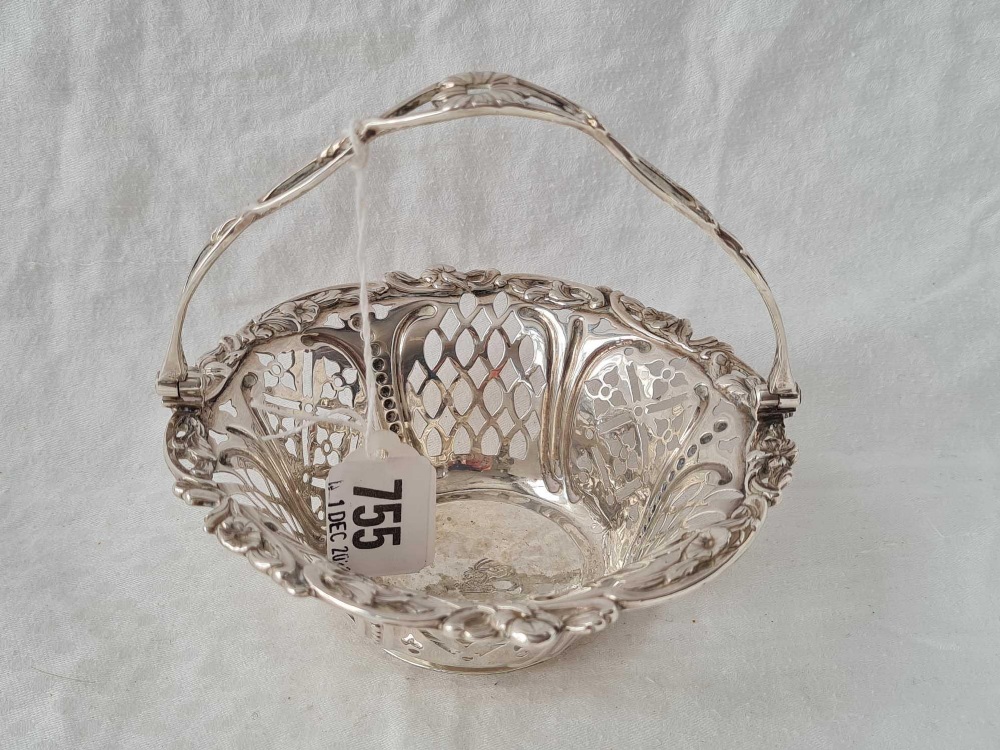 Georgian basket with pierced sides, swing handle, 5" diameter, by ER, 152g