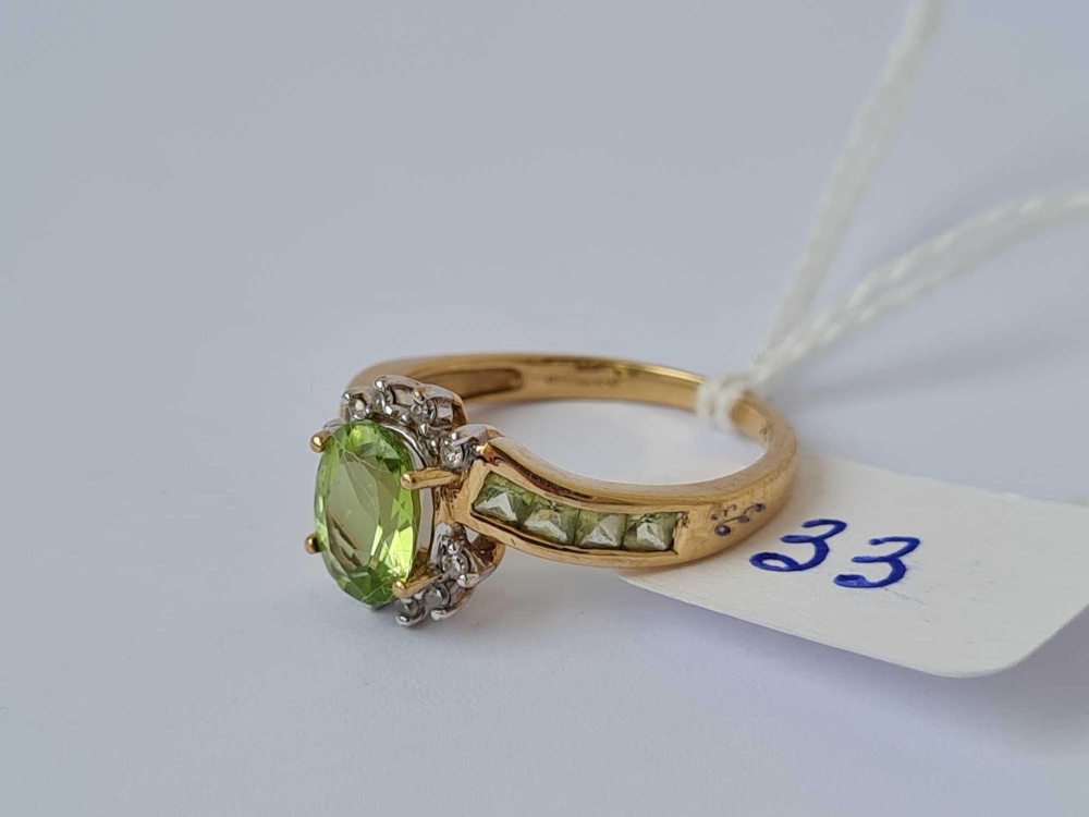 A peridot and diamond ring 9ct size O 2.5 gms