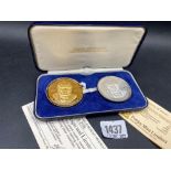 Box of pr silver Church medals 126 g.