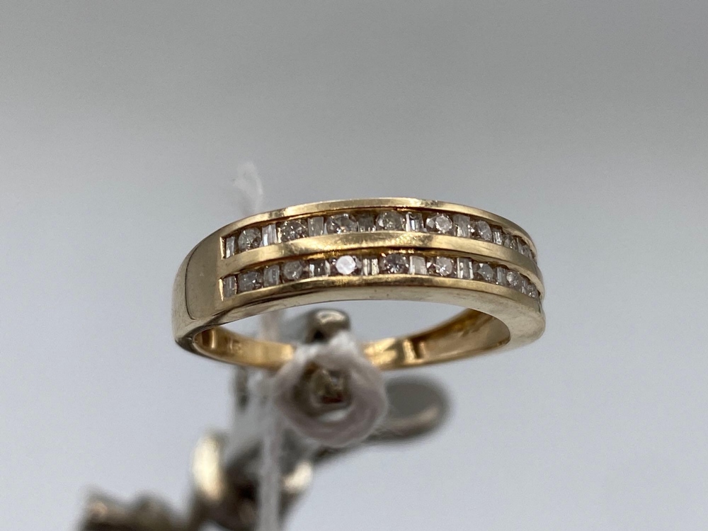 A double row half eternity ring set alternating square and round diamonds - Bild 4 aus 6