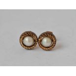 A pair of pearl 9ct earrings 2.7 gms