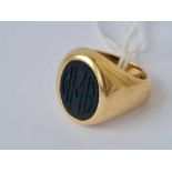 A BLOOD STONE SET SIGNET RING 14CT GOLD SIZE N 16.3 GMS