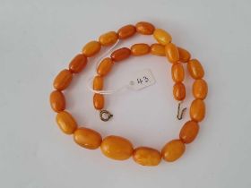 A STRING OF AMBER BEADS 42 GMS