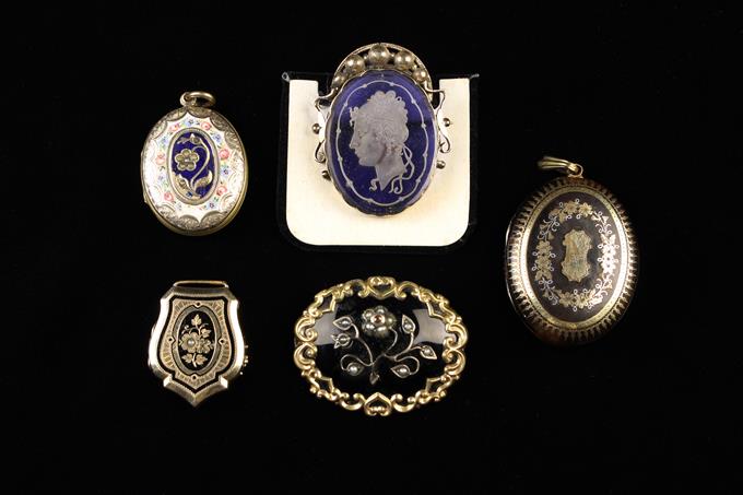 Three Decorative Antique Lockets & Two Brooches: A Victorian tortoiseshell and piqué work locket.