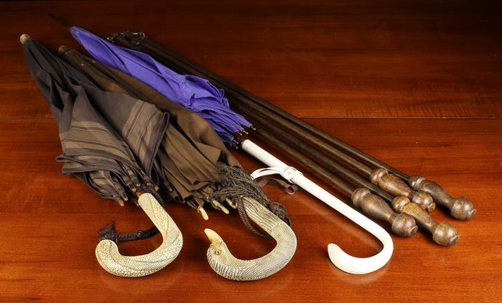 Two Vintage Brown Umbrellas with faux snake-skin handles; - Bild 2 aus 2