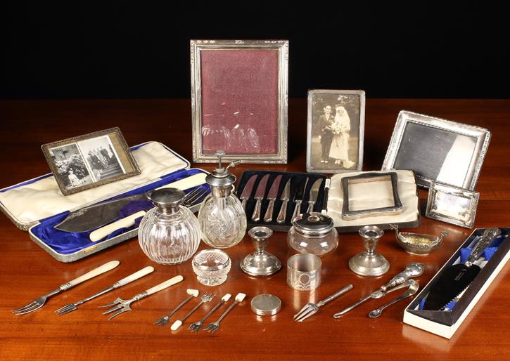 A Small Group of Miscellaneous Silver & plate etc to include; three silver photograph frames; - Bild 2 aus 2