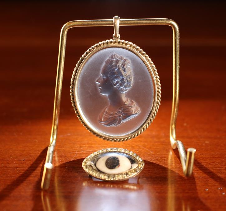 A Fine Quality Pressed Pale Blue Frosted Glass Cameo relief moulded with the portrait bust of a - Image 2 of 3