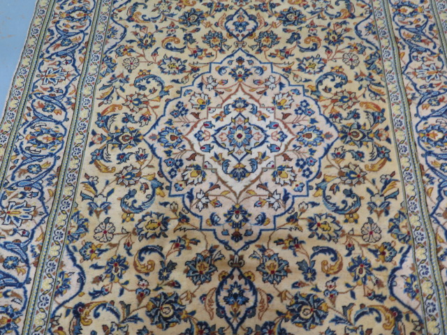A hand knotted woollen Kashan rug, 2.44m x 1.45m - Image 3 of 4
