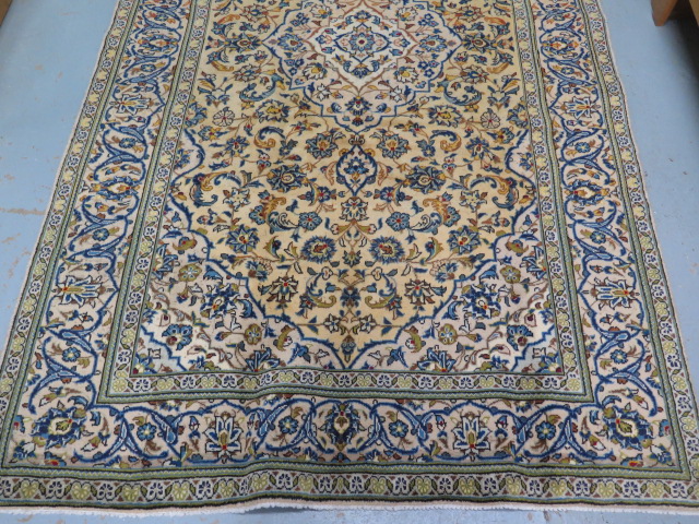 A hand knotted woollen Kashan rug, 2.44m x 1.45m - Image 2 of 4