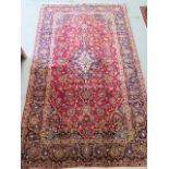A hand knotted woollen Kashan rug, 2.52m x 1.56m, in good condition
