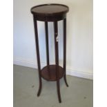 An Edwardian mahogany inlaid 2 tier jardiniere / plant stand, 95cm tall x 31cm diameter, in good