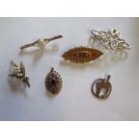 Four 9ct yellow gold brooches and 2 pendants, total approx 22.9 grams, all generally good