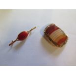 A 750 18ct yellow gold brooch, approx 5 grams, and a gilt metal agate brooch, 4cm wide