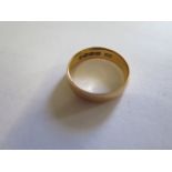 A hallmarked 18ct yellow gold band ring, size Q, approx 4.1 grams, some usage marks but generally