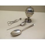 A Georgian silver shaker, moat spoon, rat tail spoon and a pair of nips, total weight approx 5.3