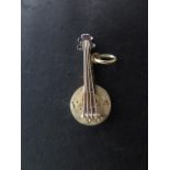 A 750 18ct yellow gold banjo pendant, 3cm long, approx 6.5 grams, in good condition
