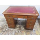 A Victorian mahogany 9 drawer twin pedestal desk, 73cm tall x 102cm x 60cm