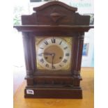An oak cased striking mantle clock, 38cm tall, in running order