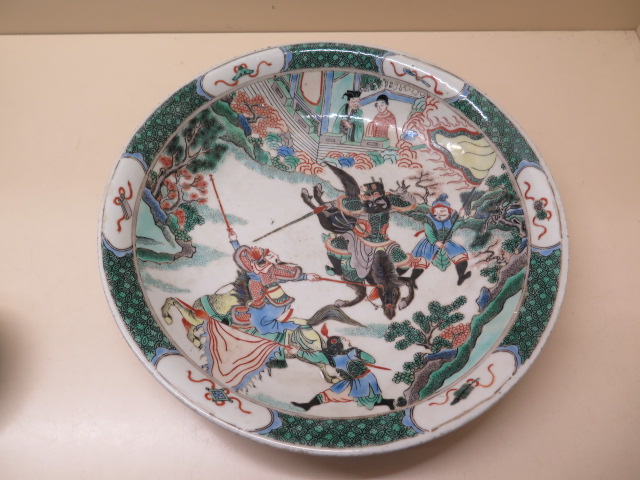 A Chinese famille verte dish with 6 character mark, 29cm diameter, in good condition