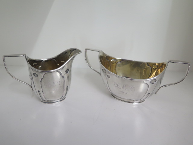 A silver jug and sugar bowl, London 1906/07 William Hutton & Sons Ltd, approx 9.7 troy oz,