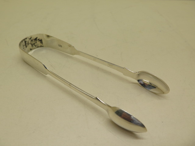 A pair of fiddle pattern sugar tongs, 14 cm long, London 1859 HH Harry Hyams, approx 1.2 troy oz - Image 2 of 5