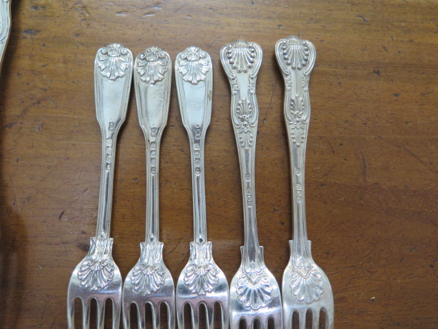An assortment of silver Kings and Queens pattern silver flatware (13), total weight approx 33 troy - Image 4 of 7