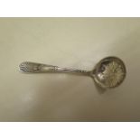 An Edwardian sifter spoon, Sheffield 1922 JR, approx 1 troy oz