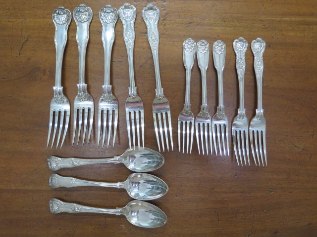 An assortment of silver Kings and Queens pattern silver flatware (13), total weight approx 33 troy