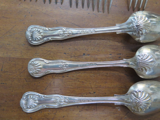 An assortment of silver Kings and Queens pattern silver flatware (13), total weight approx 33 troy - Image 6 of 7