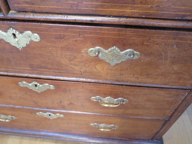 An 18th century line inlaid walnut 5 drawer chest with panelled sides and back on shaped bracket - Image 6 of 13