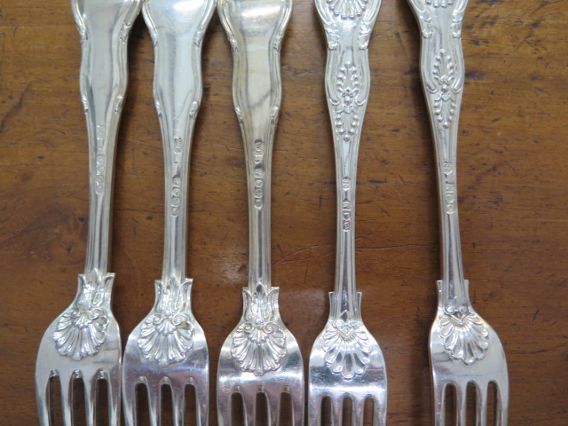 An assortment of silver Kings and Queens pattern silver flatware (13), total weight approx 33 troy - Image 2 of 7