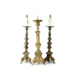 A PAIR OF BRASS ALTAR TABLE LAMPS IN BAROQUE STYLE 20TH CENTURY each fitted for electricity,