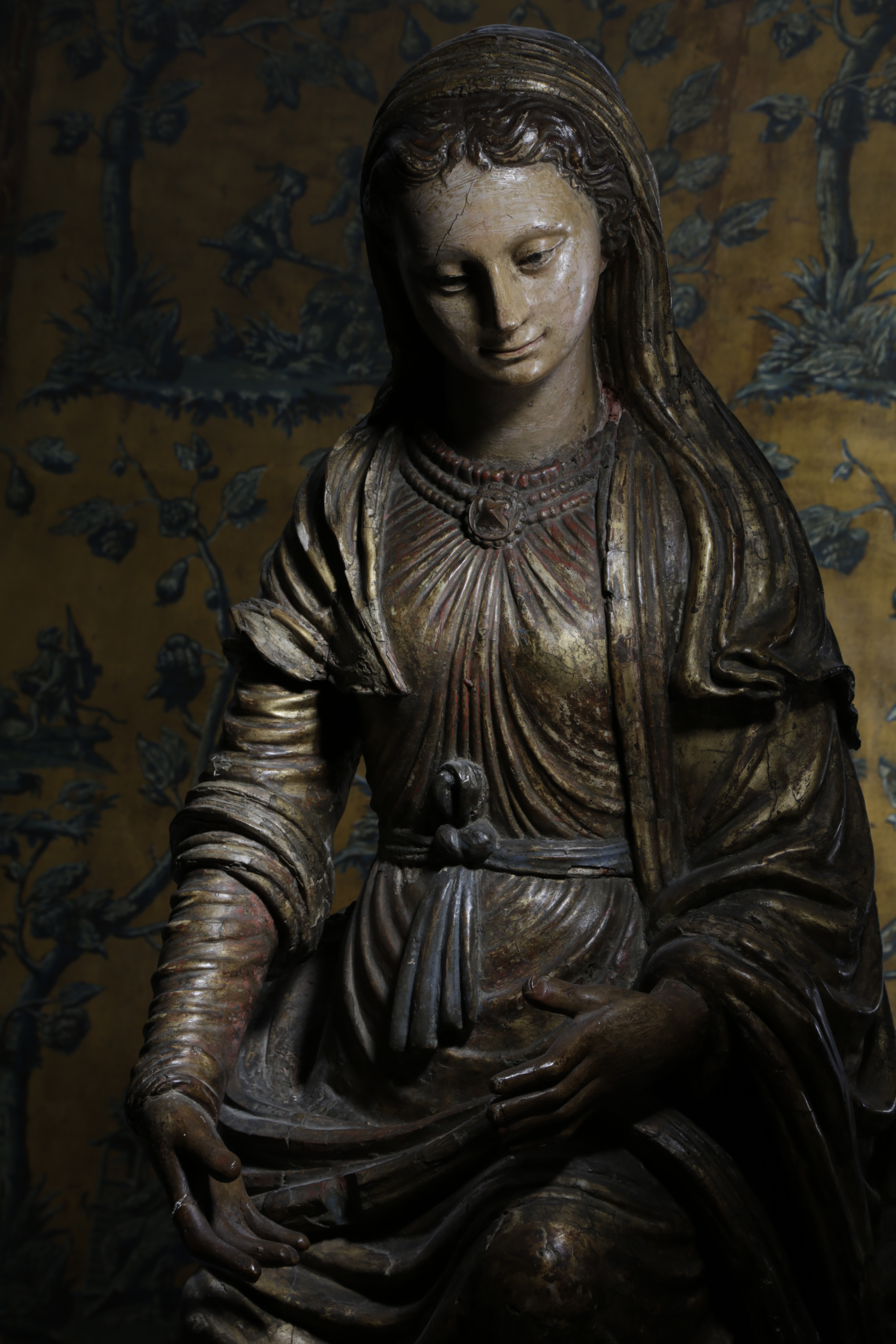 A FRENCH GILTWOOD AND POLYCHROME FIGURE OF THE VIRGIN MARY 16TH / 17TH CENTURY AND LATER mounted - Image 4 of 17