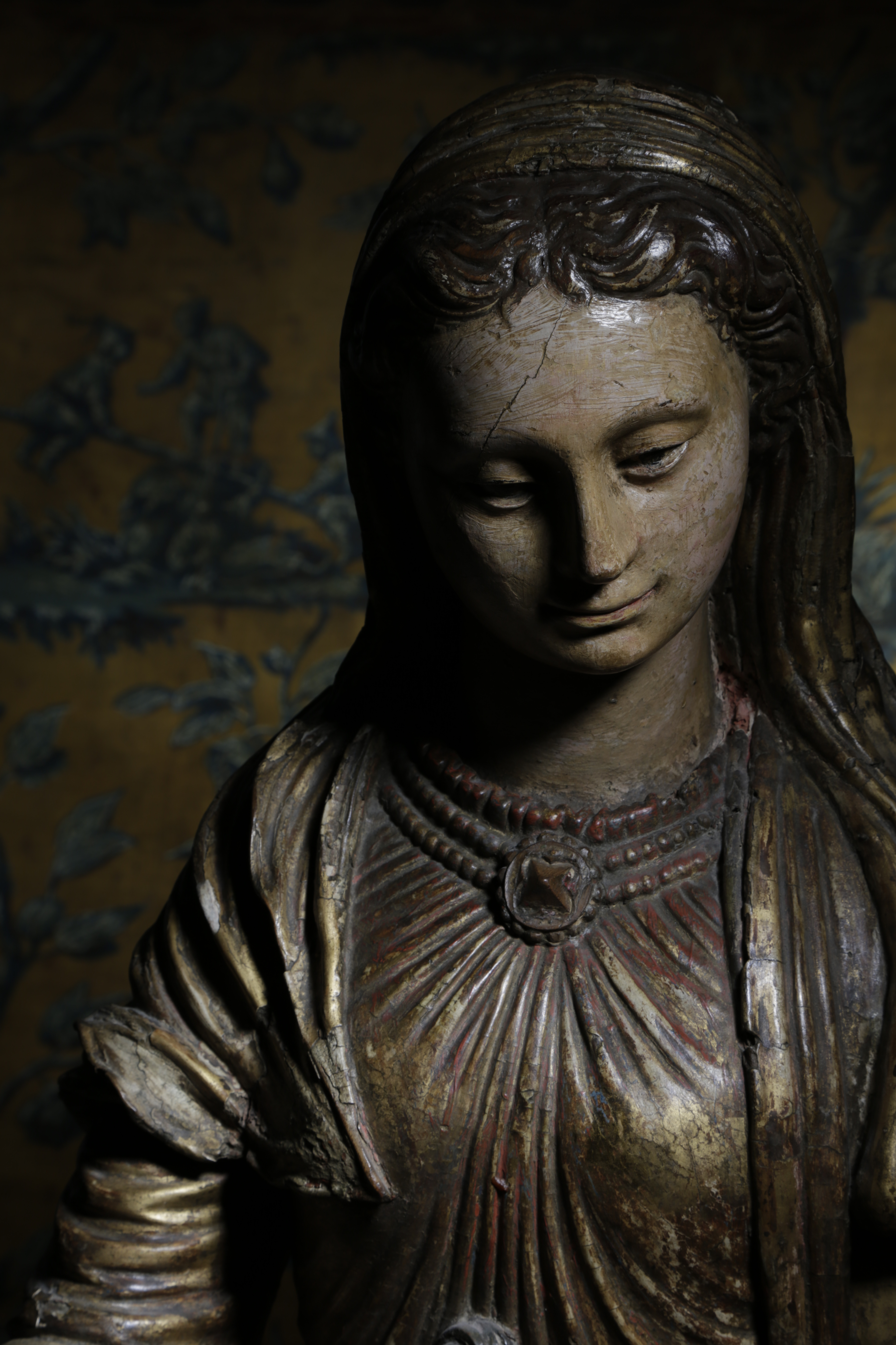 A FRENCH GILTWOOD AND POLYCHROME FIGURE OF THE VIRGIN MARY 16TH / 17TH CENTURY AND LATER mounted - Image 3 of 17