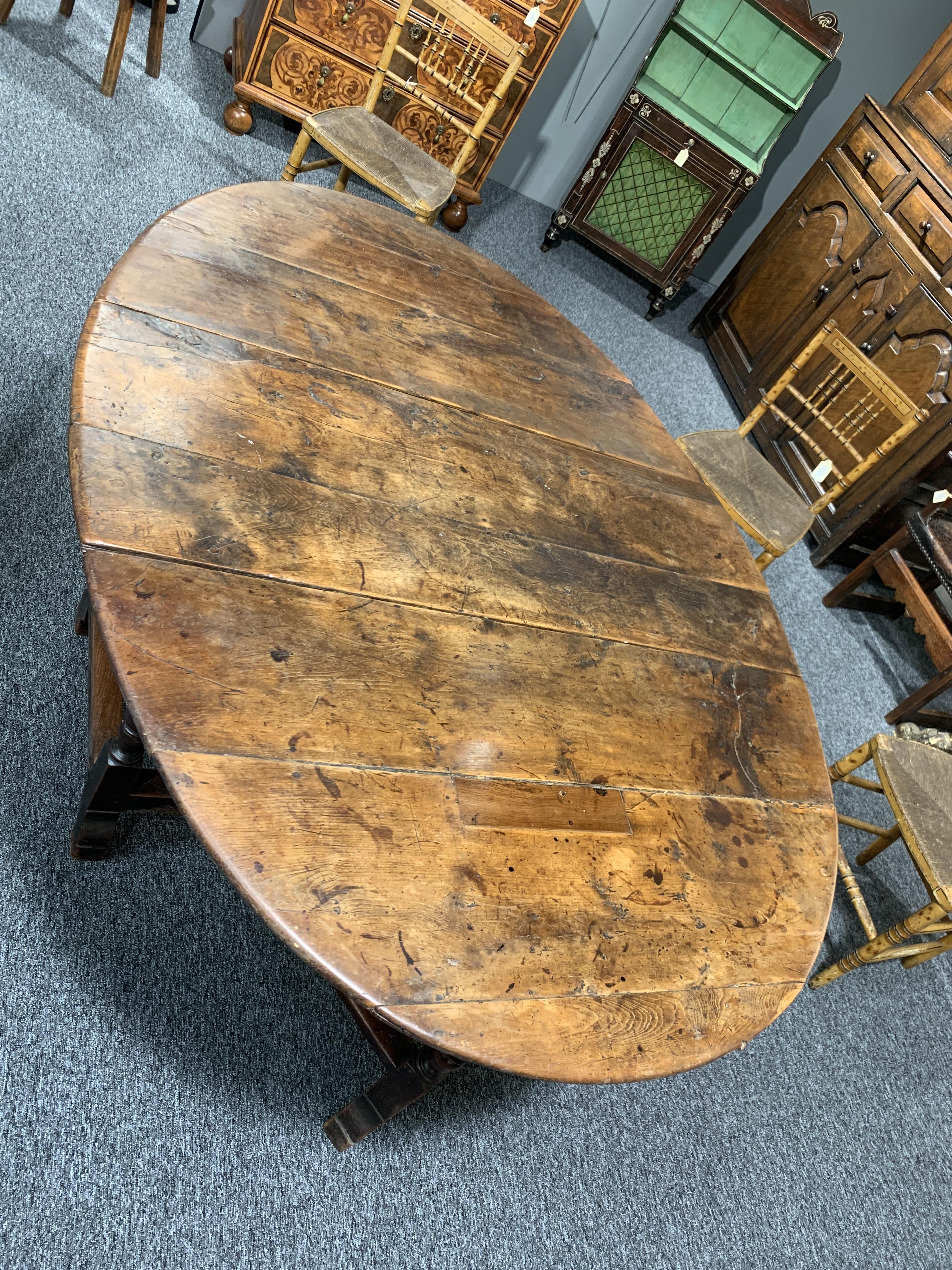 A WILLIAM AND MARY YEW GATELEG DINING TABLE LATE 17TH / EARLY 18TH CENTURY the oval drop-leaf top on - Image 10 of 25