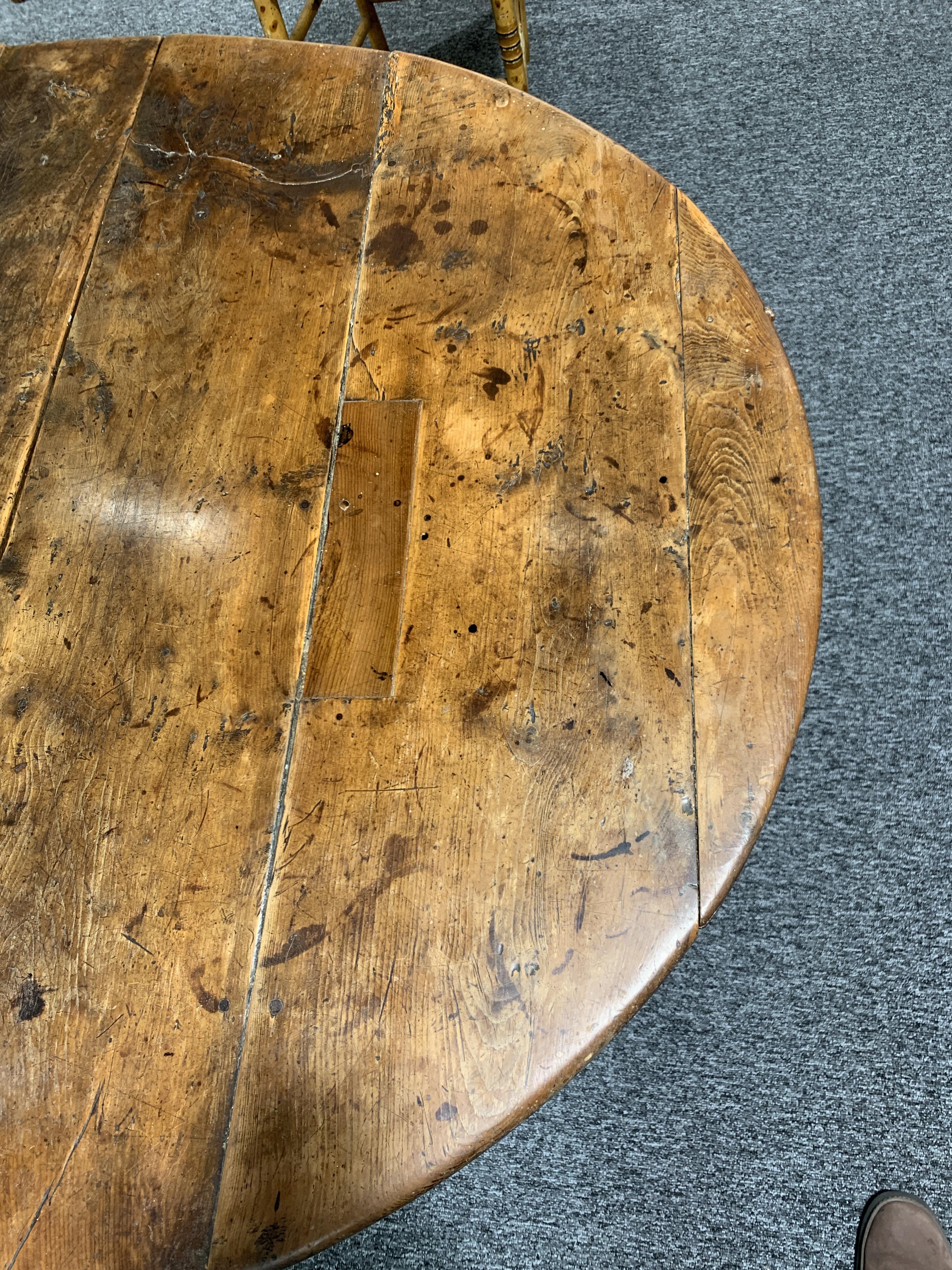 A WILLIAM AND MARY YEW GATELEG DINING TABLE LATE 17TH / EARLY 18TH CENTURY the oval drop-leaf top on - Image 3 of 25