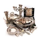 A mixed lot, comprising silver items: a cased pair of sauce boats, Sheffield 1939, a pair of