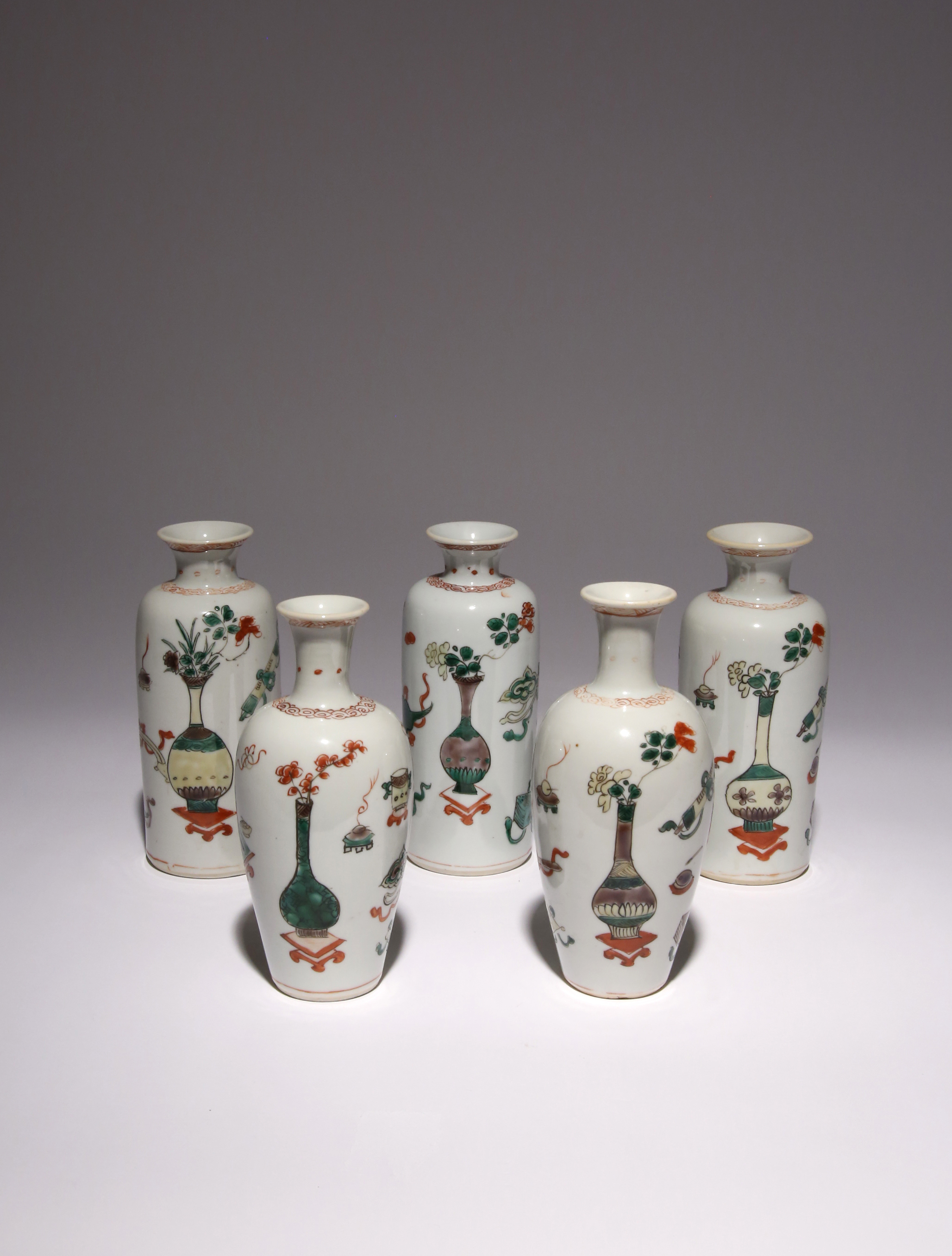A CHINESE FAMILLE VERTE FIVE-PIECE GARNITURE KANGXI 1662-1722 Decorated with archaistic vessels,