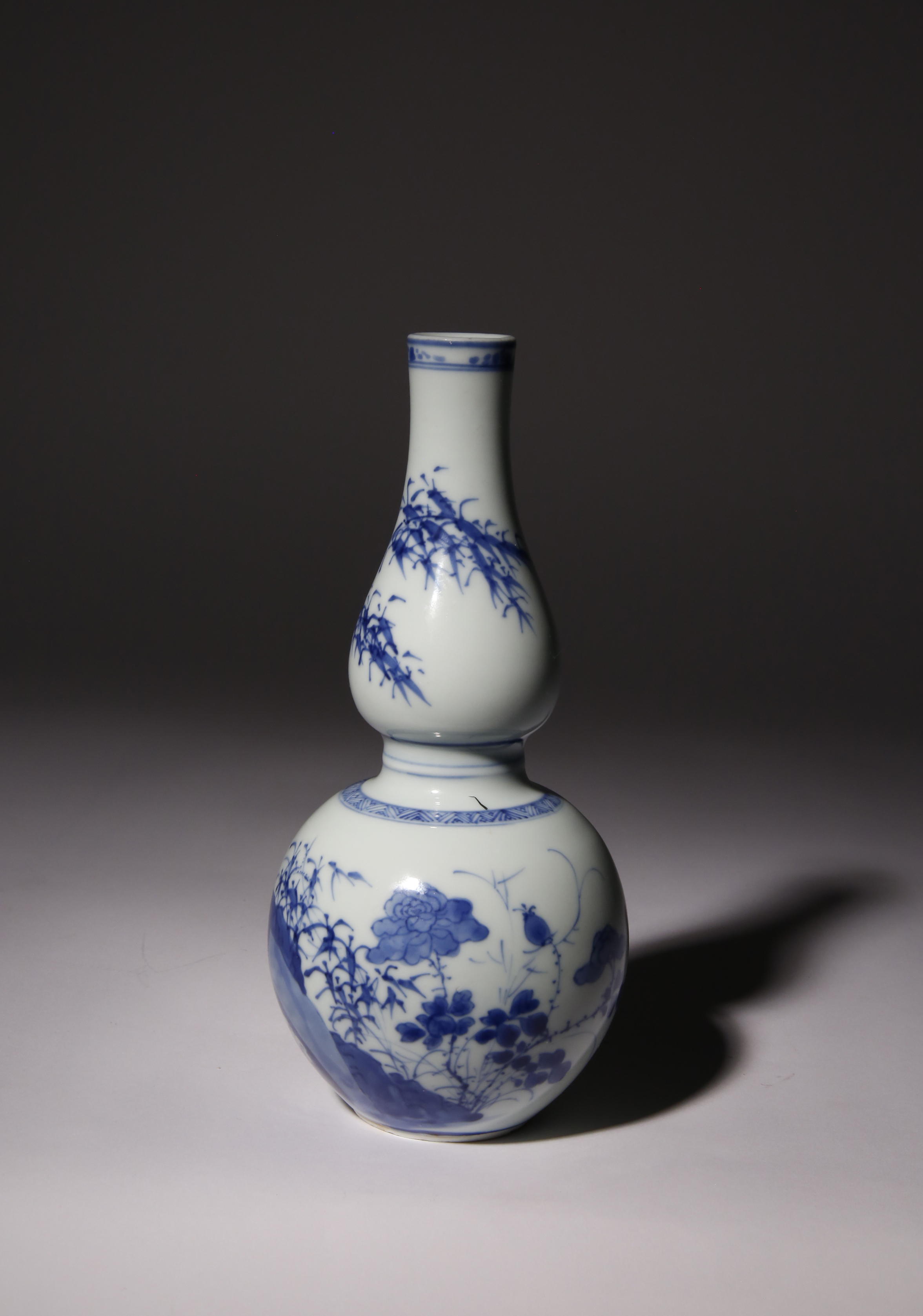 A CHINESE BLUE AND WHITE DOUBLE-GOURD VASE KANGXI 1662-1722 The lower bulb decorated with rose - Image 2 of 2