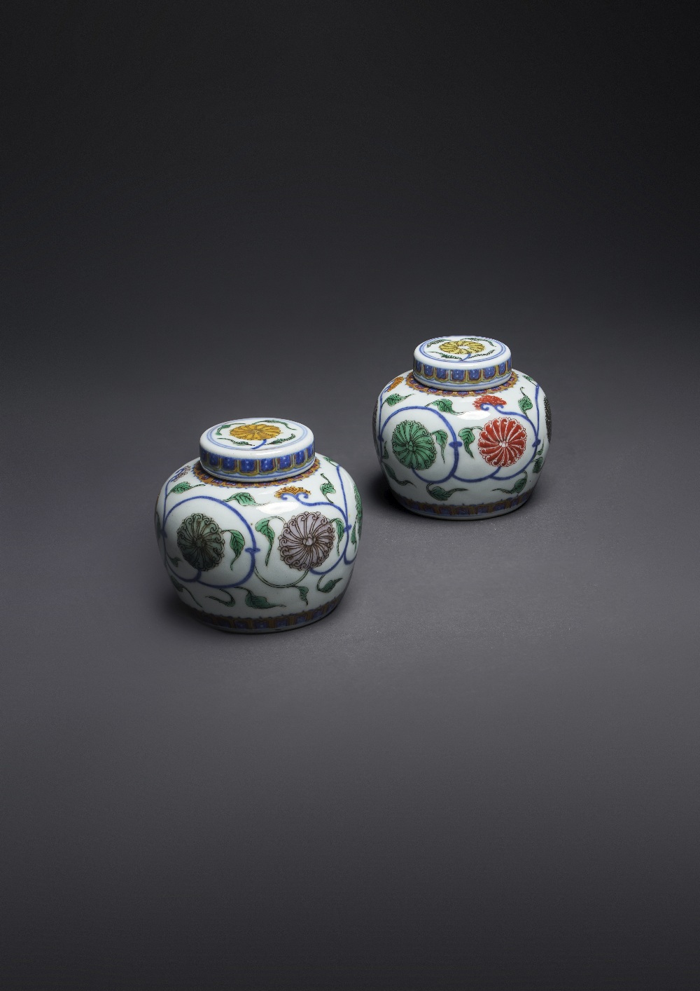 A RARE PAIR OF CHINESE WUCAI 'TIAN' JARS AND COVERS YONGZHENG 1723-35 The compressed circular bodies - Image 2 of 3