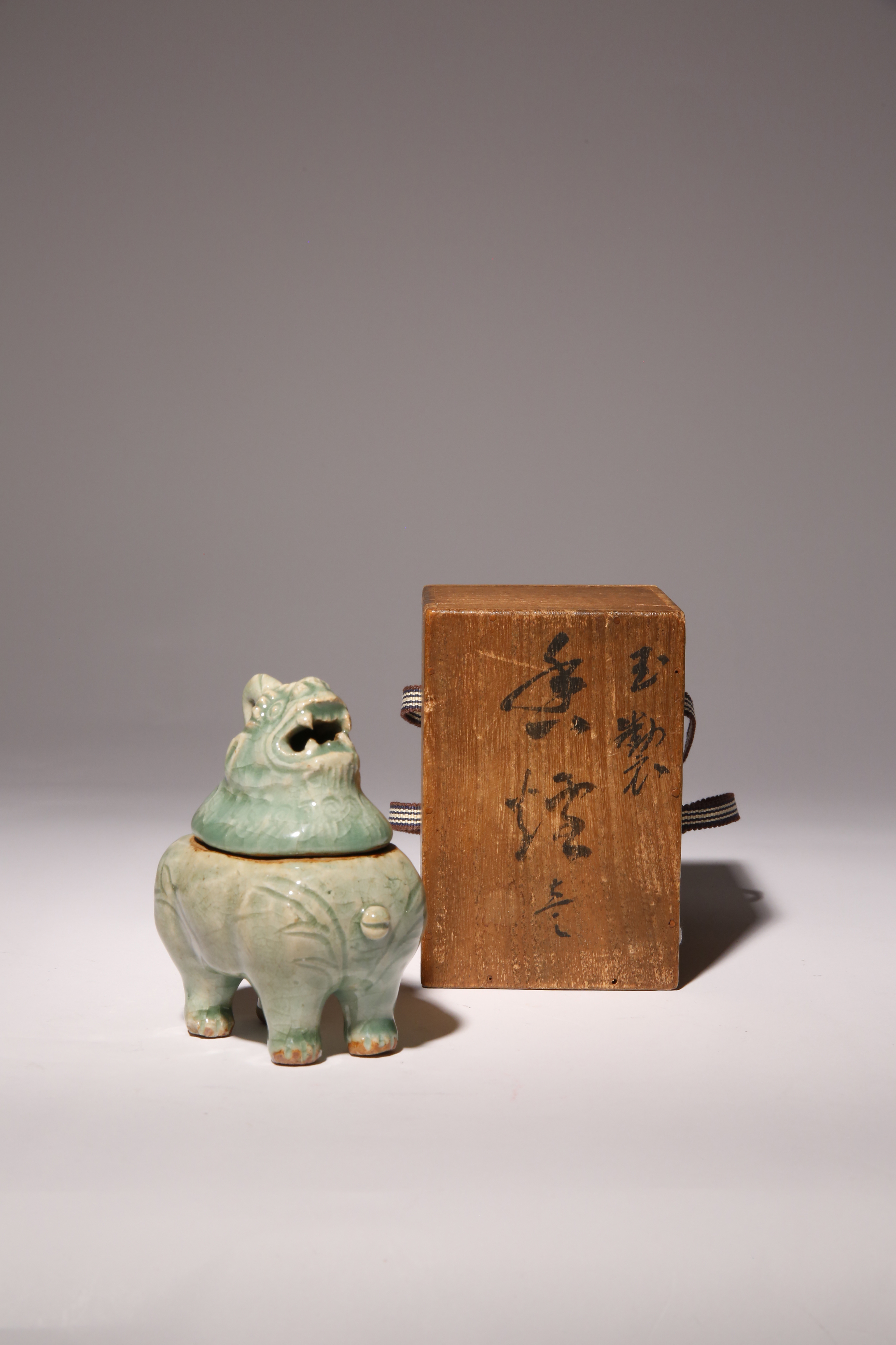A SMALL CHINESE LONGQUAN CELADON LUDUAN INCENSE BURNER AND COVER MING DYNASTY The mythical beast - Image 2 of 2