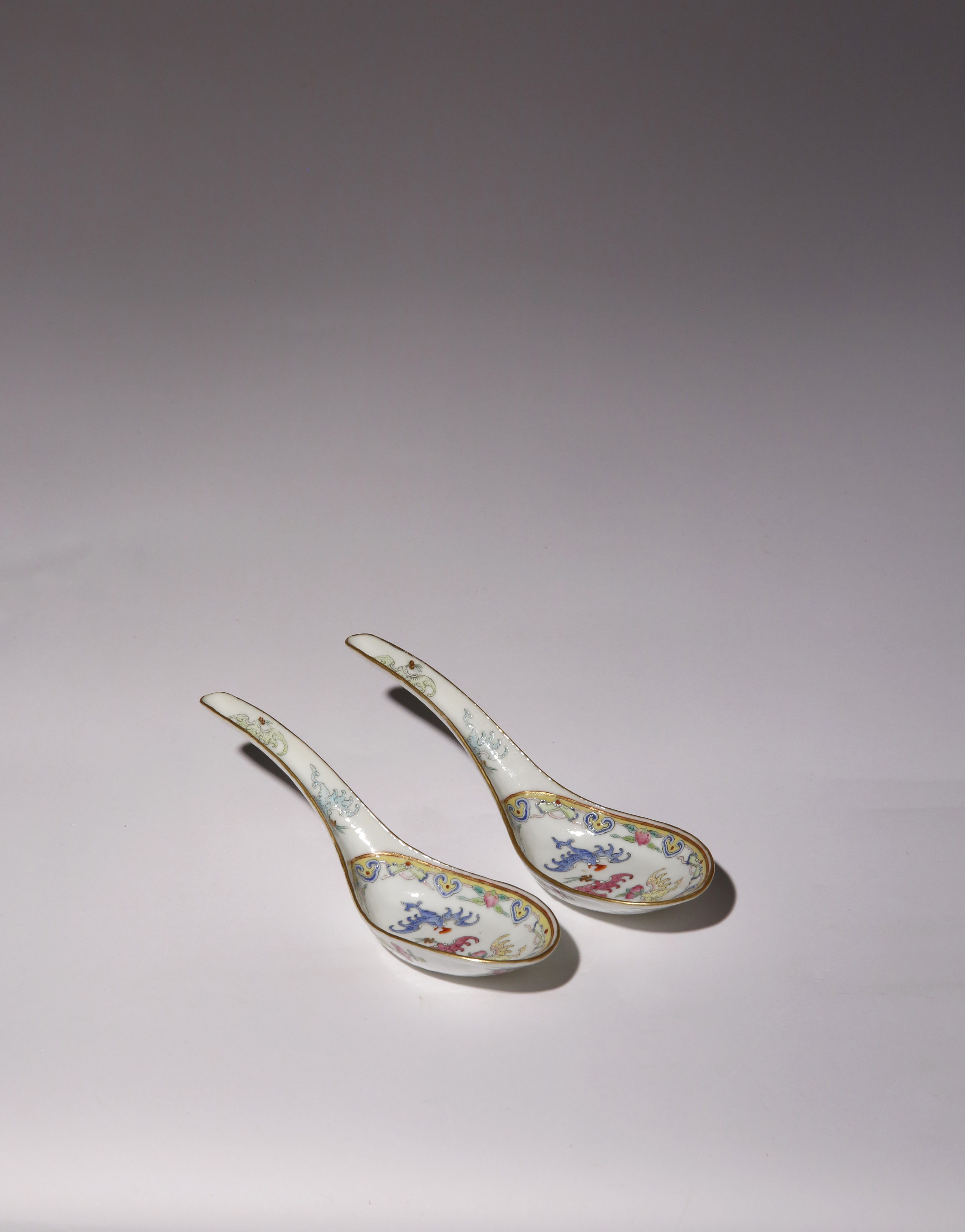 A FINE PAIR OF CHINESE IMPERIAL FAMILLE ROSE SPOONS FOUR CHARACTER TONGZHI MARKS AND OF THE PERIOD