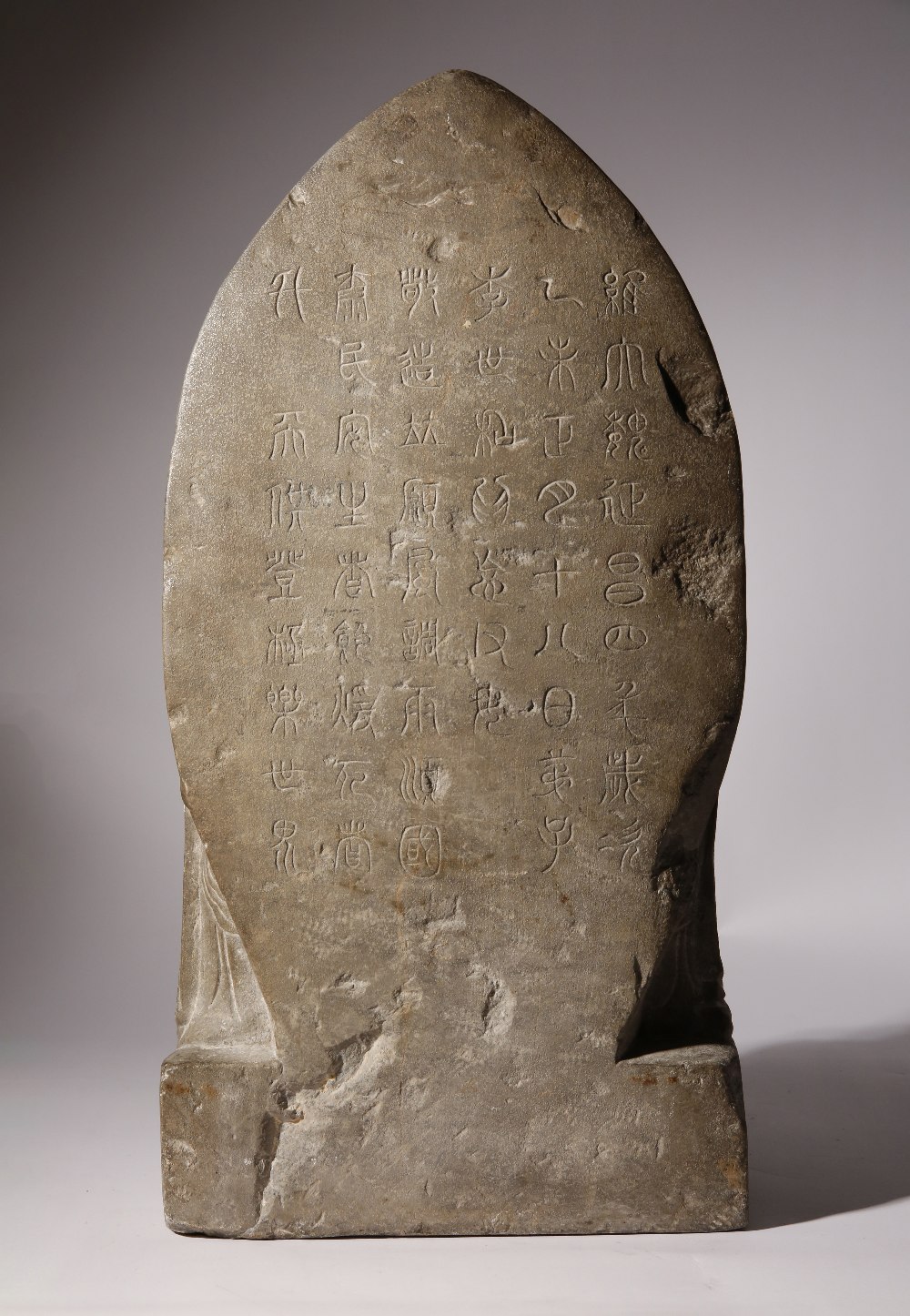 A MASSIVE CHINESE NORTHERN WEI STYLE GREY LIMESTONE STELE PROBABLY TANG DYNASTY Carved with - Image 3 of 4