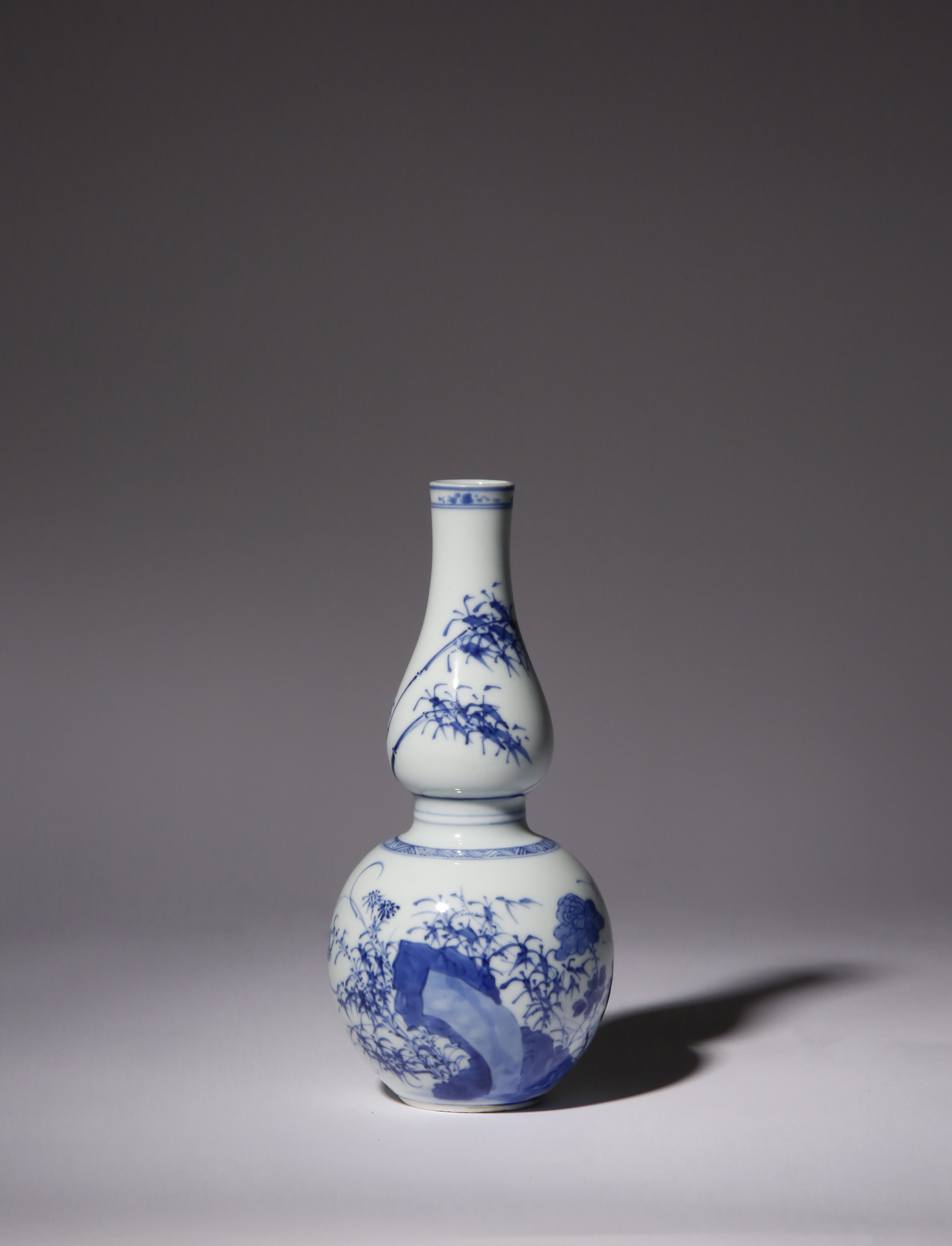 A CHINESE BLUE AND WHITE DOUBLE-GOURD VASE KANGXI 1662-1722 The lower bulb decorated with rose