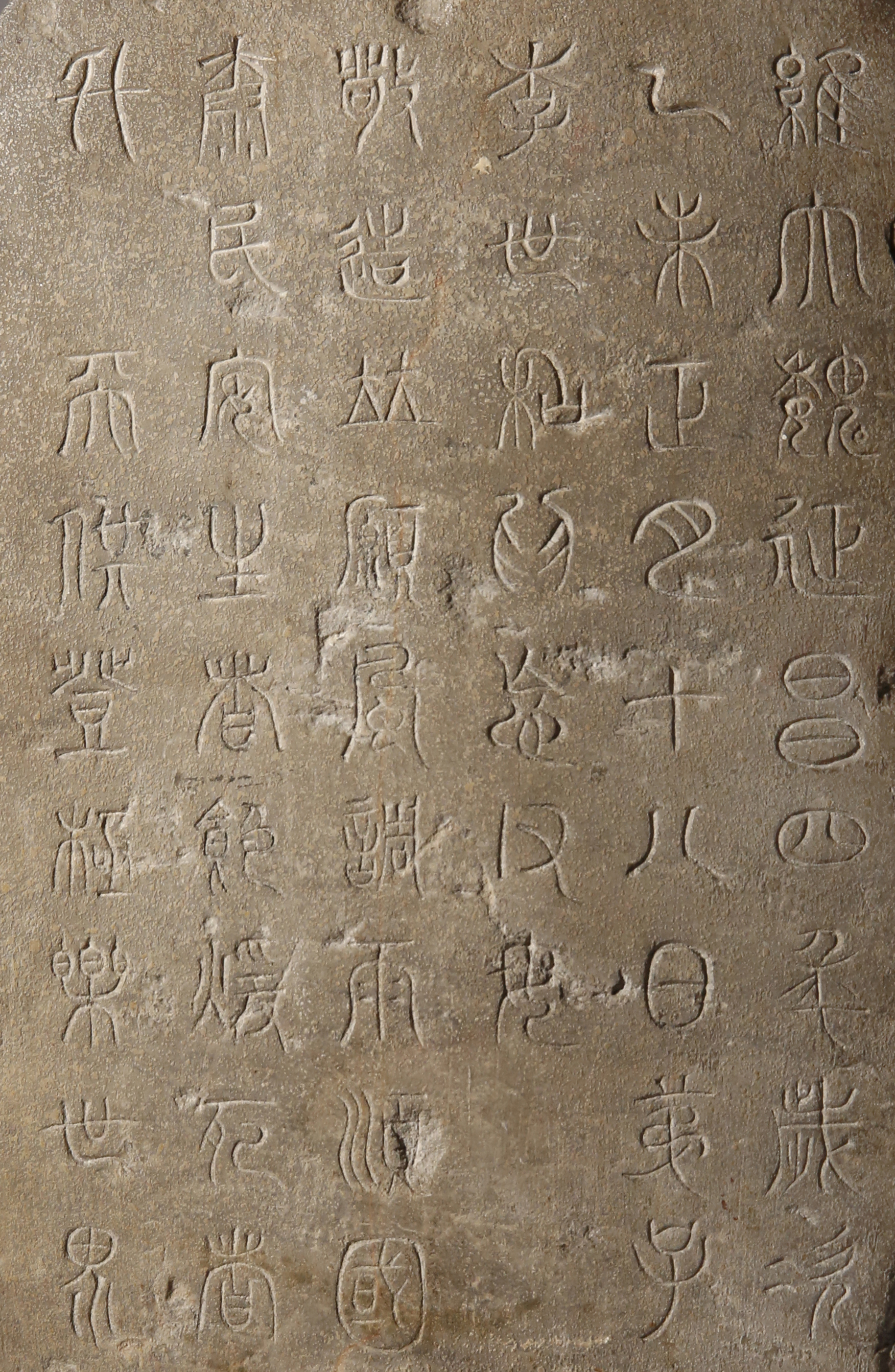 A MASSIVE CHINESE NORTHERN WEI STYLE GREY LIMESTONE STELE PROBABLY TANG DYNASTY Carved with - Image 2 of 4